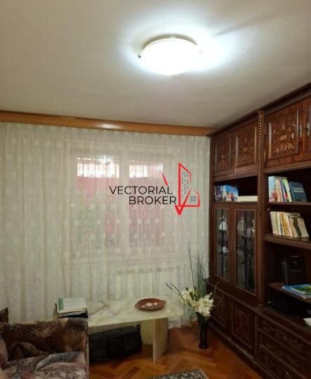 Basarabia- Chisinau 4 camere semidecomandate, et. 6, 80mp, 2 bai, bl.1980,