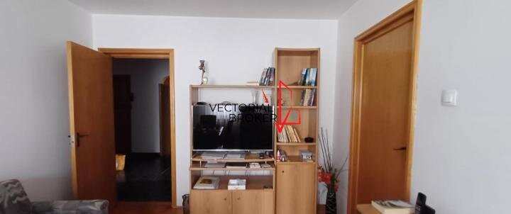 Basarabia- Chisinau 4 camere semidecomandate, et. 6, 80mp, 2 bai, bl.1980,